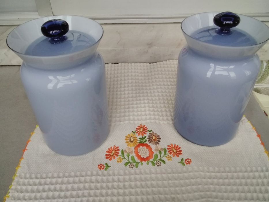 Dois potes de vidro fumado.