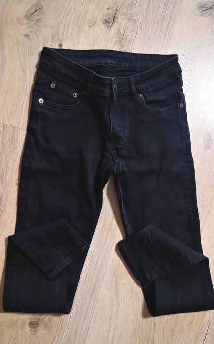 Czarne spodnie jeans 152