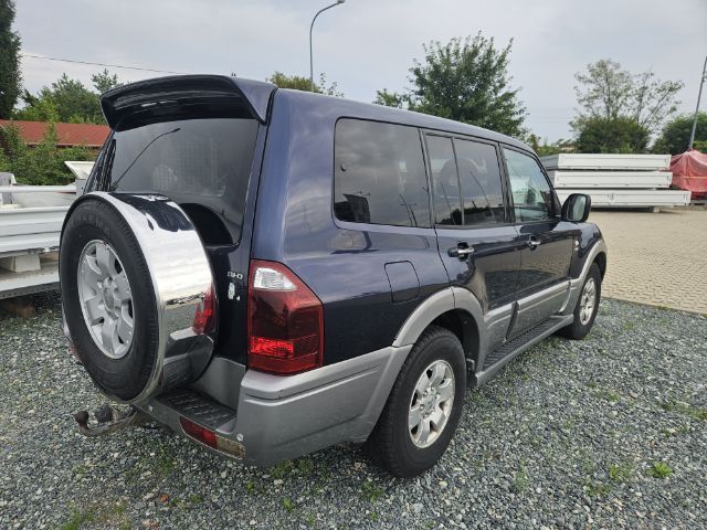 Mitsubishi Pajero Special Edition: 7 osób, 2 blokady, skóra i drewno