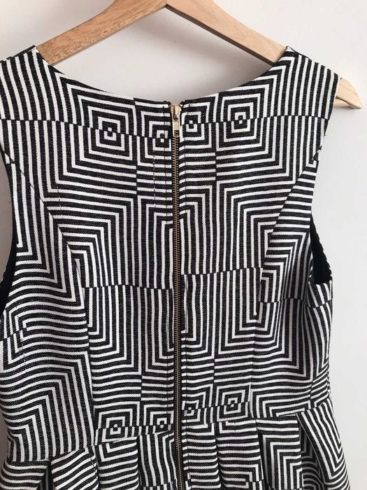 Vestido com roda branco e preto