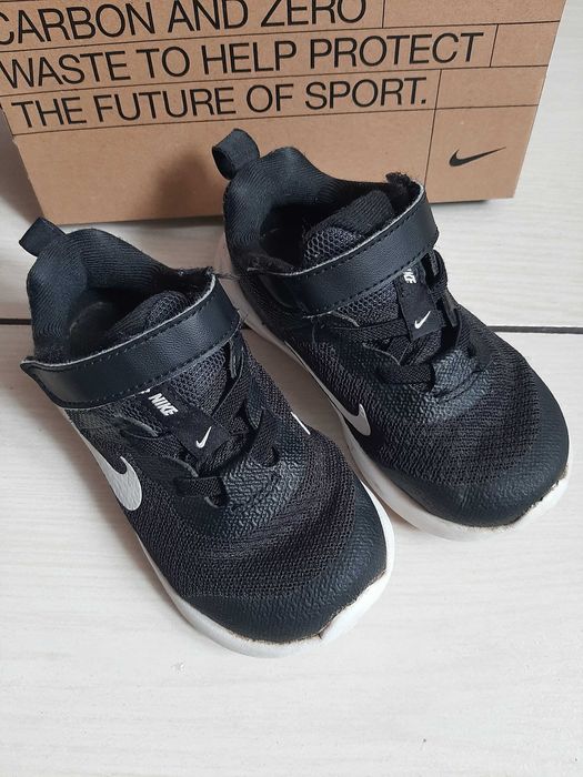 Buty sportowe nike czarne dla chłopca 23,5