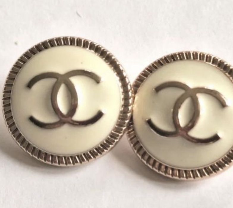 Dwa eleganckie logowane guziczki