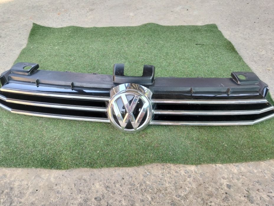 Продам решетку радиатора Volkswagen Golf 7  sportsvan