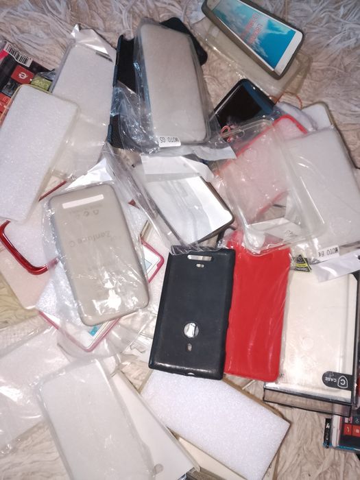 Отдам чехлы на телефоны