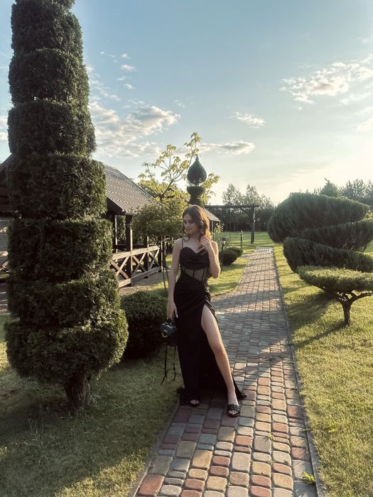 Чорна випускна сукня