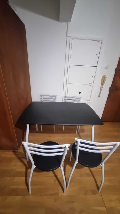 Conjunto mesa e cadeiras
