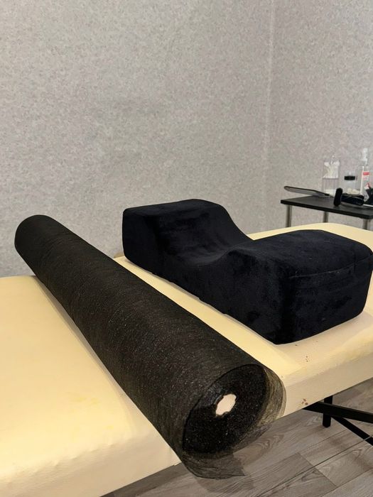 Подушка на кушетку под голову и рулон простыни одноразовой