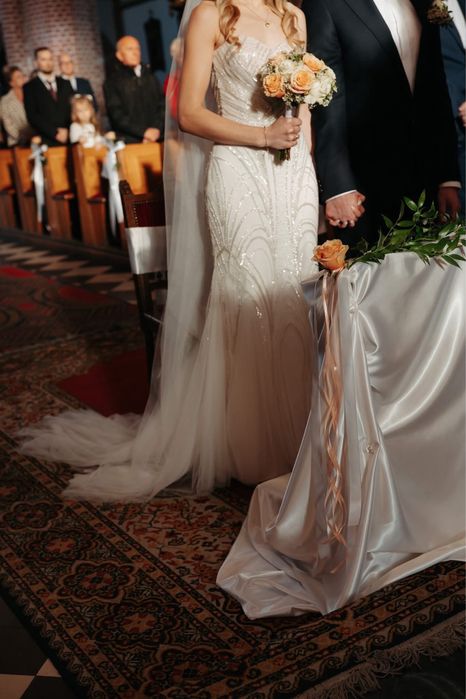 Suknia ślubna z podpinanym trenem i długim welonem