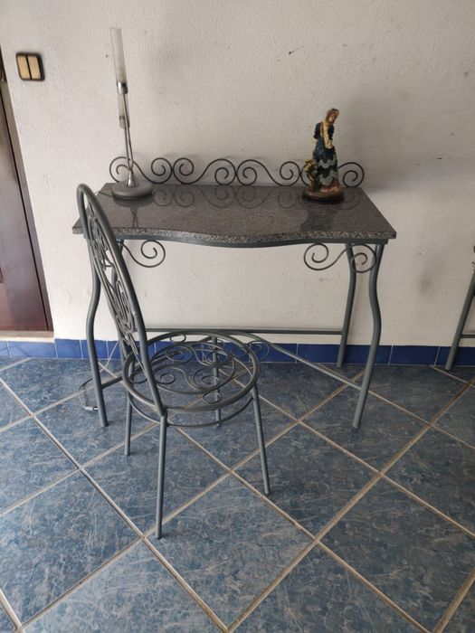 Mobilia  de quarto em  latão  .