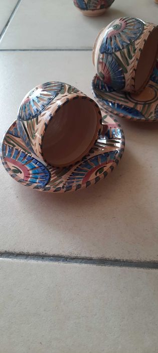 Xicaras com pires e bule