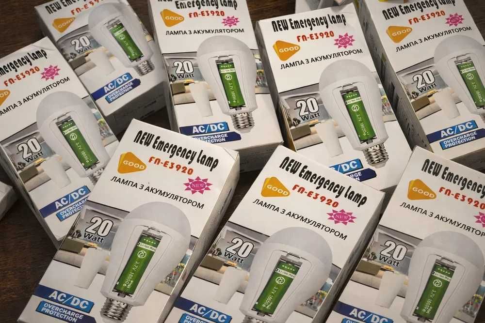 Лампа  20W на два акумулятори  потужністю 20 Вт.