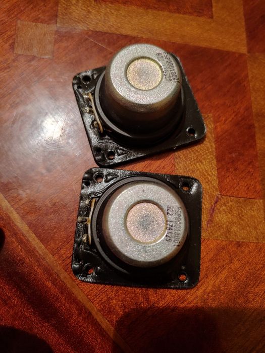 Динамики от разных колонок Є тільки ті що на фото інакших немає.