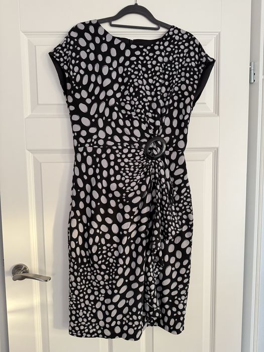 Czarna sukienka w kropki