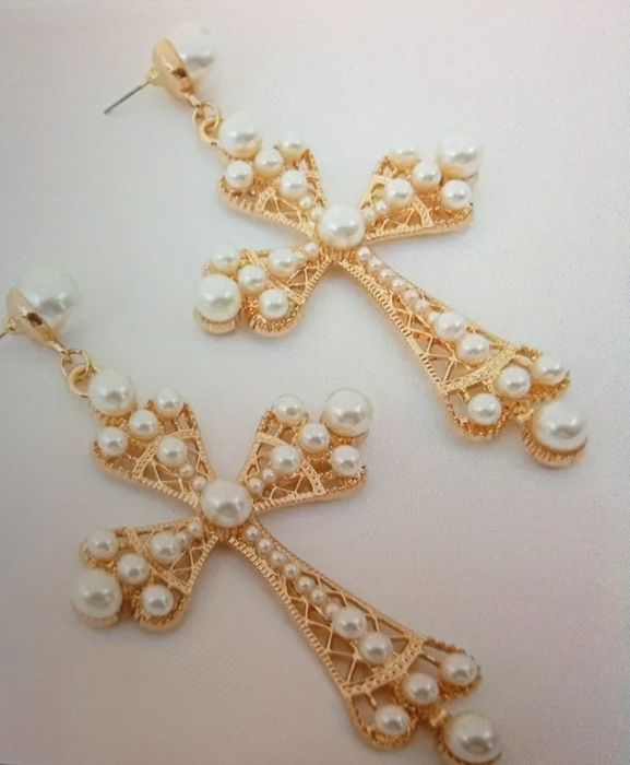 Kolczyki  krzyże duże z imitacją pereł.