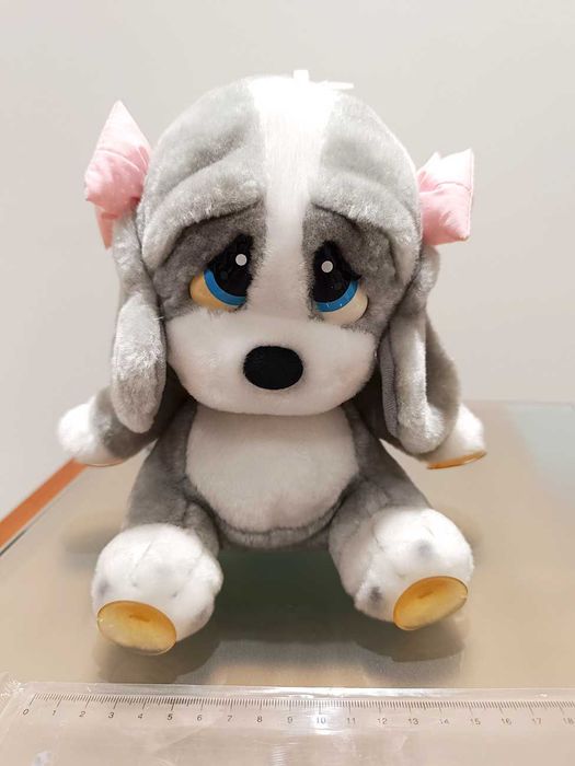 Cadelinha de Peluche Cinzenta e Branca com Lacinhos Cor-de-Rosa