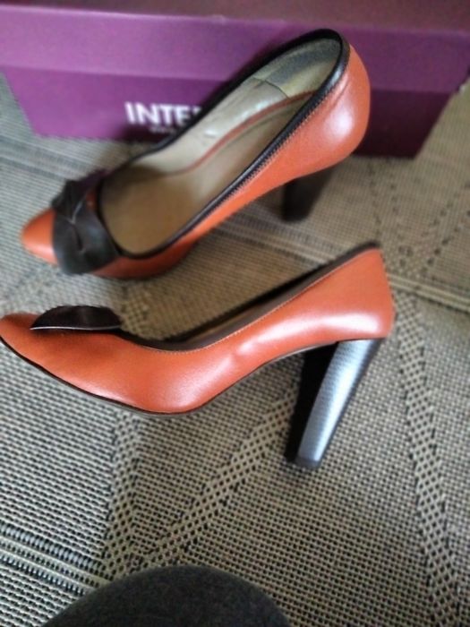 Buty całe ze skóry założone trzy razy posiadające na zapasowe fleki