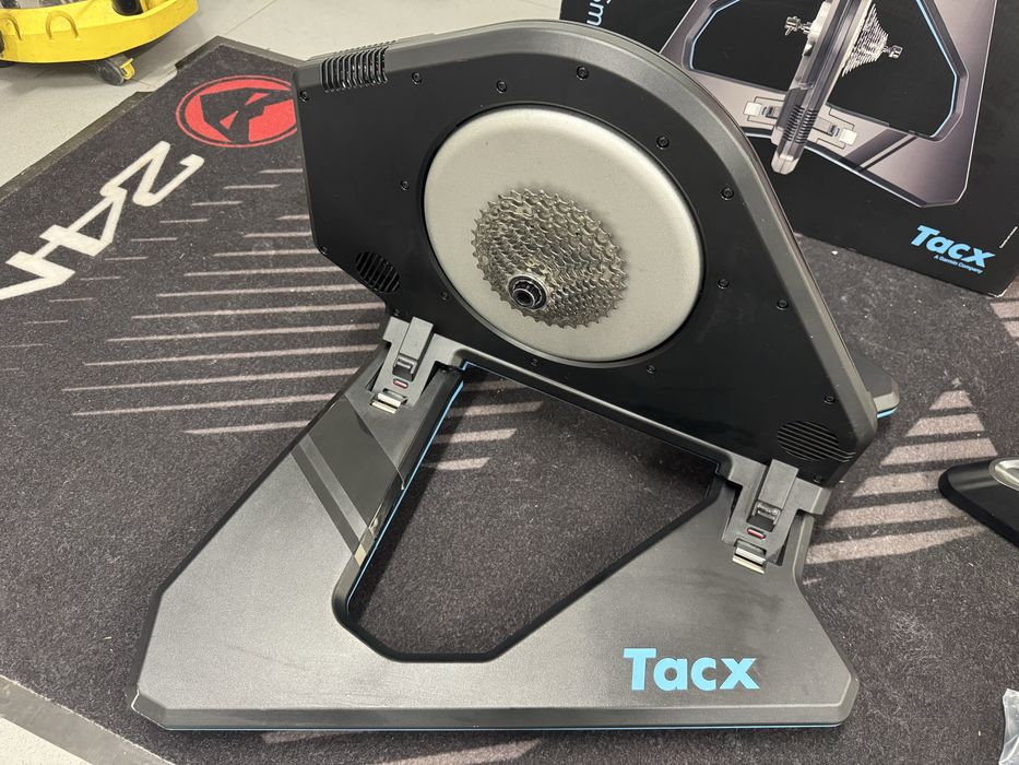 Sprzedam trenażer Tacx NEO 2T Smart.