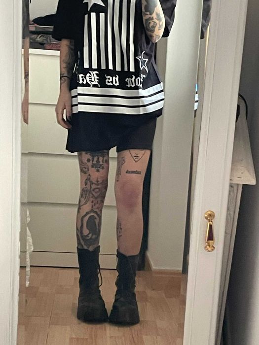 T-shirt homem Bershka, uso como blusa muito larga com calções.