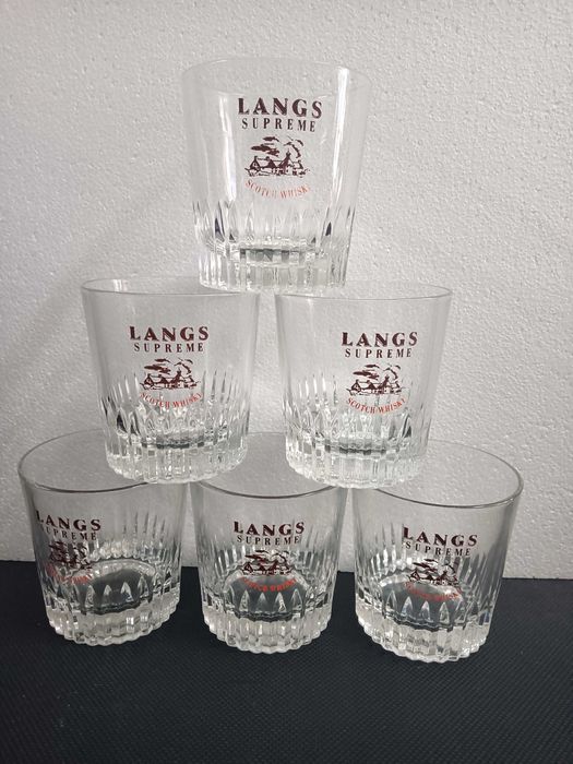 varios serviços e conjuntos de copos com balde e jarro