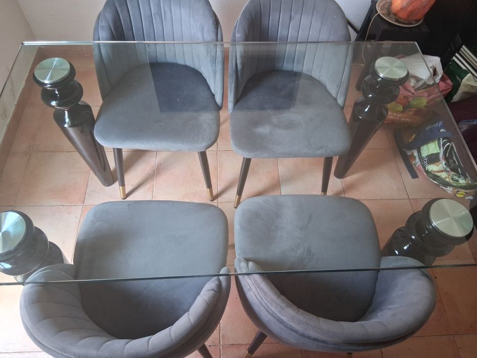 Mesa de jantar + 4 cadeiras de veludo cinza