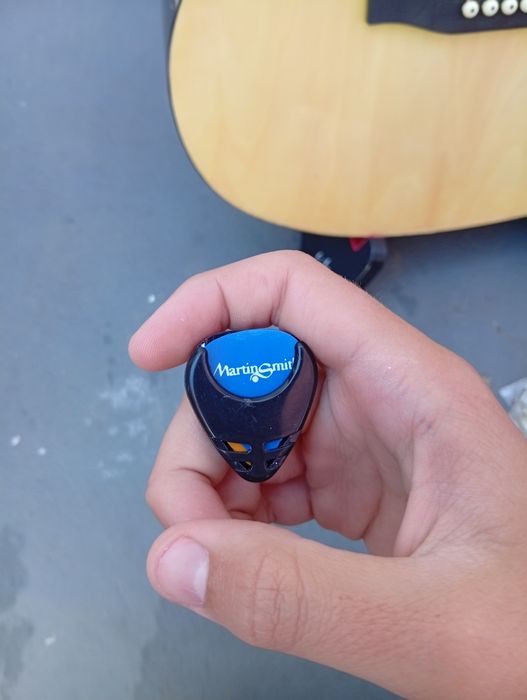 Troco guitarra clássica por chocadeira ou aves do meu interesse