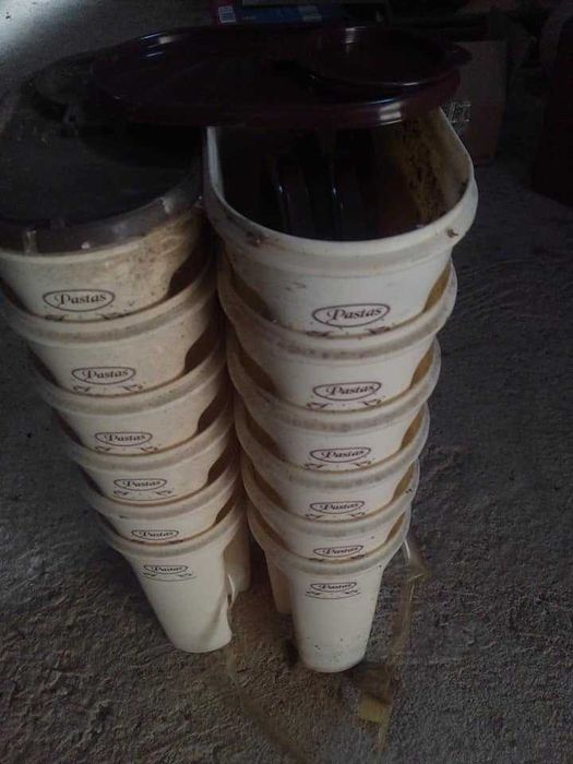 Restos de feira ,caixas de plástico