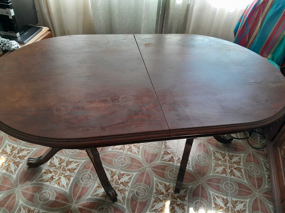 Mesa e 6 cadeiras em madeira