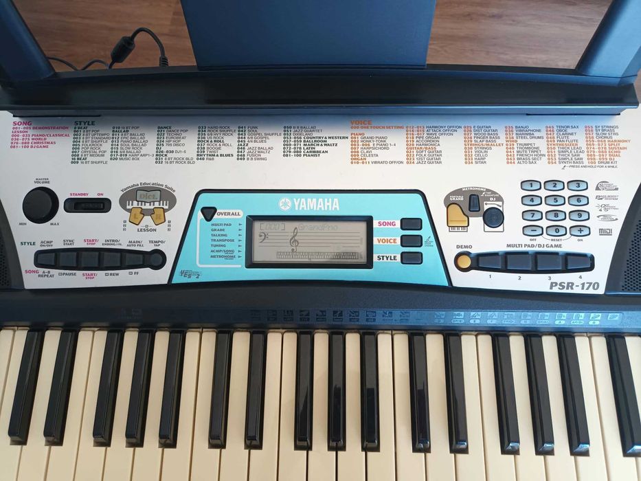 Teclado Yamaha PSR-170 com suporte