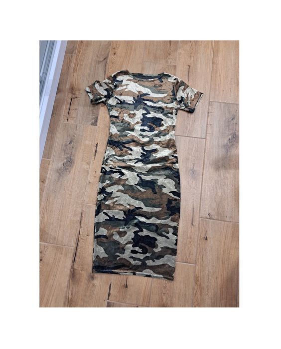 Велюрова сукня в стилі мілітарі