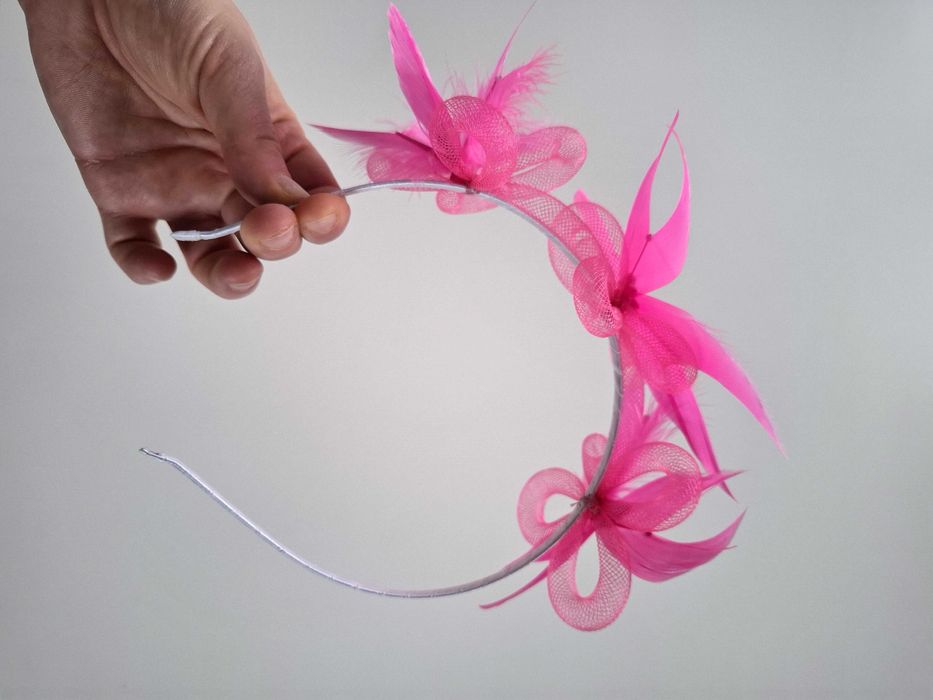 Fascynator w kolorze różu – ręcznie wykonany, na opasce