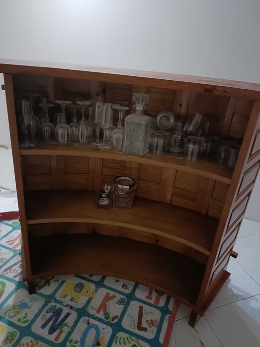 Vendo móvel bar com duas prateleiras á cor.