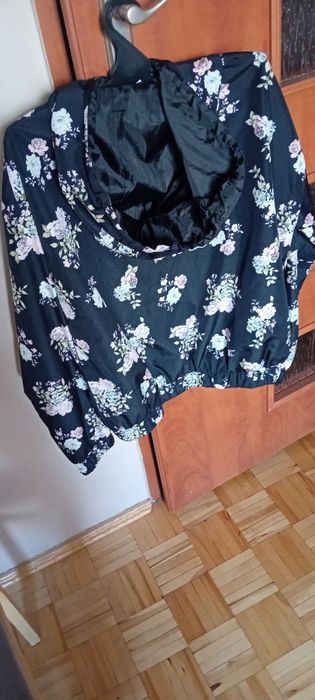 Wiatrówka czarna w kwiaty pastelowe