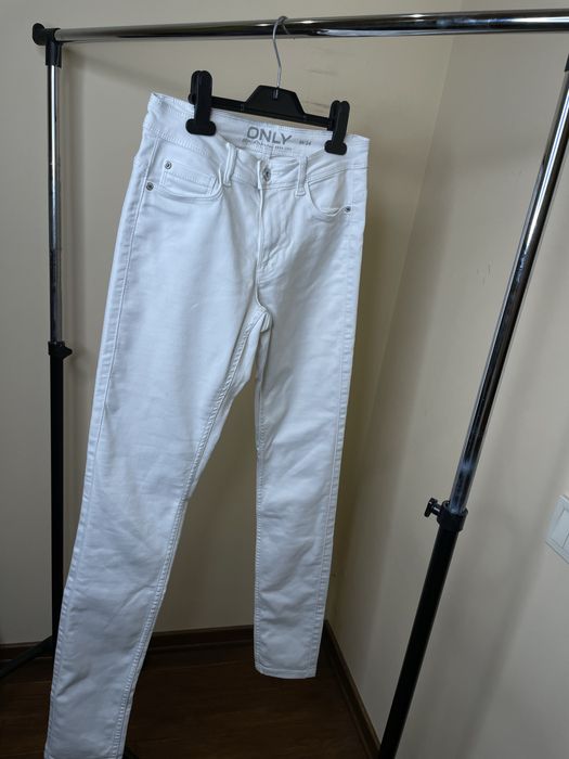 Білі скіні джинси