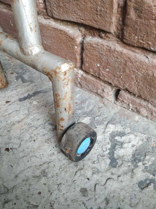 Підставки на колесах для руху швелерів,кругляка дерева та ін. силові