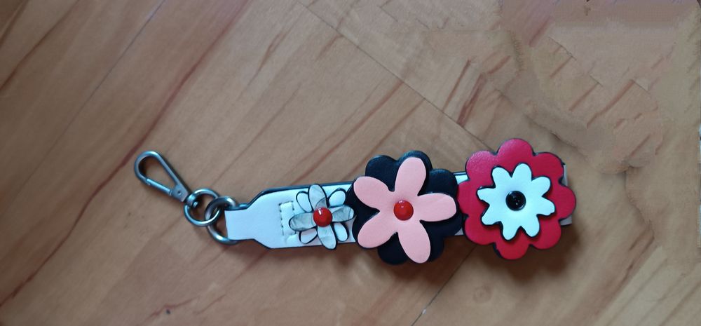 Śliczny brelok do kluczy, torebki, plecaka z ekologicznej skóry 22 cm