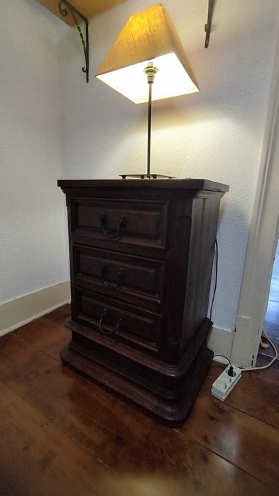 Mesa de cabeceira em castanho