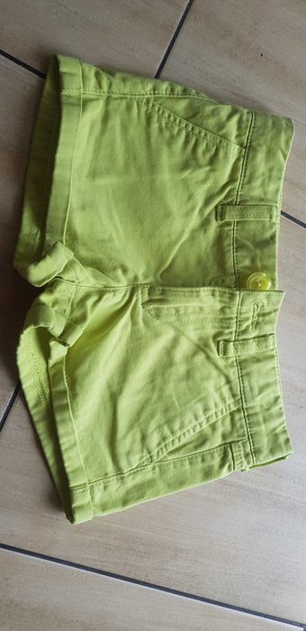 Spodenki dziewczęce Benetton rozmiar 110cm.