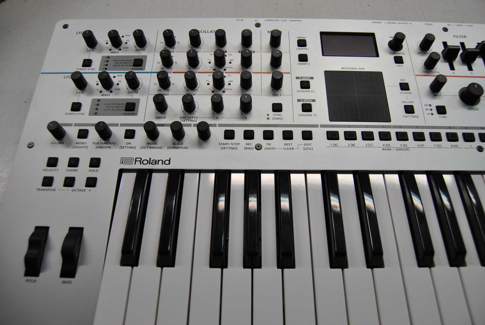 Syntezator Roland GAIA 2