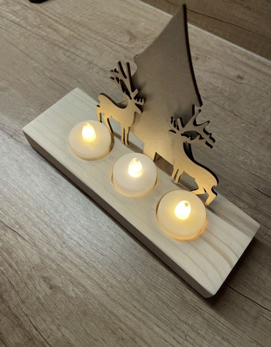 Drewniana dekoracja świąteczna LED – Renifery + Choinka