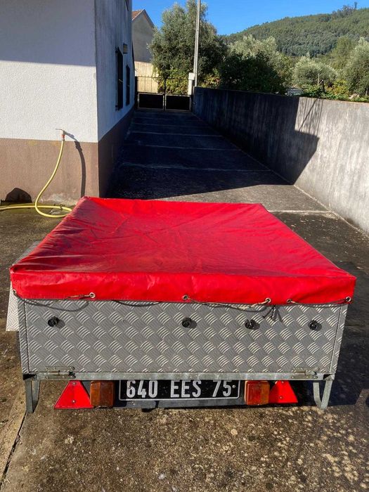 Atrelado em zinco martelado