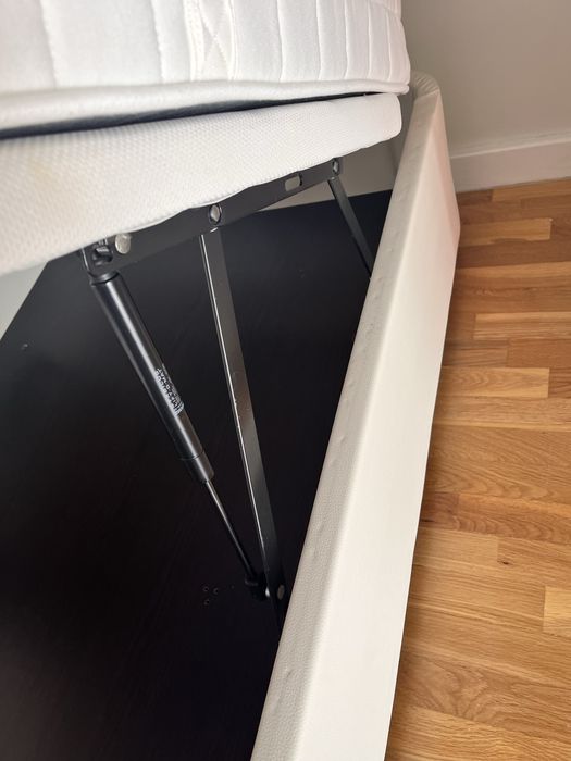 Cama 90x200 branca com grande capacidade de arrumação