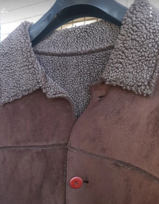Casaco em Pele ( Camurça) com pêlo , cor castanho,  tamanho 50 ( L )
