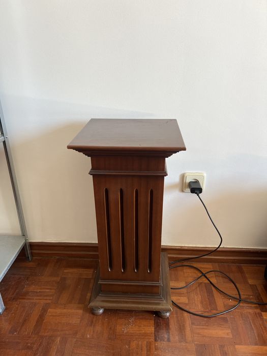 Pedestal  em otimo estado de conservação