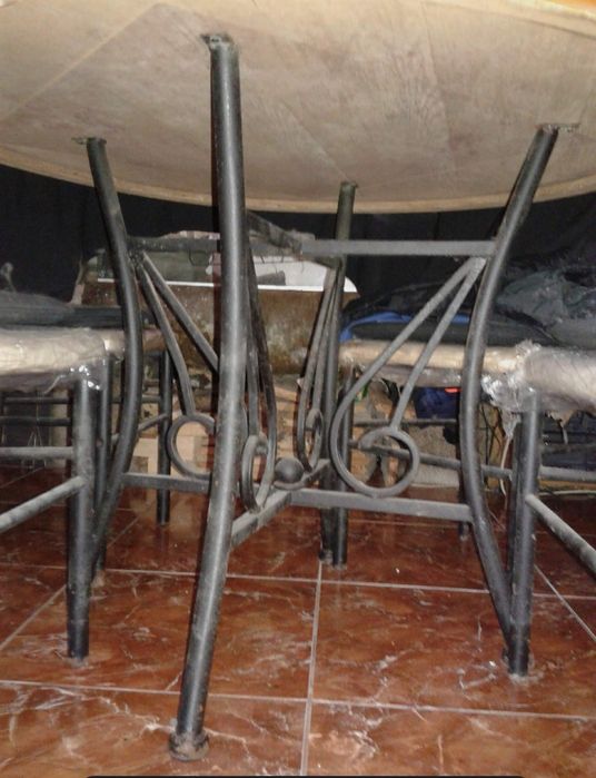 Mesa de sala em ferro com 4 cadeiras.