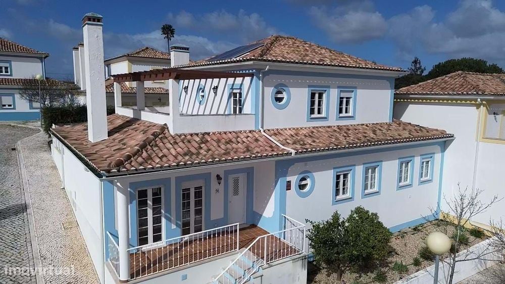 Moradia T5 com piscina privada aquecida em condomínio fechado em Carva