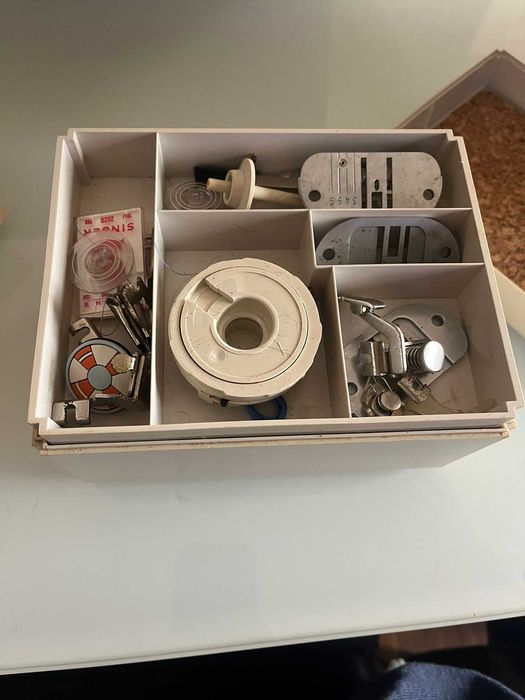 Maquina de Costura Singer antiga 700/720