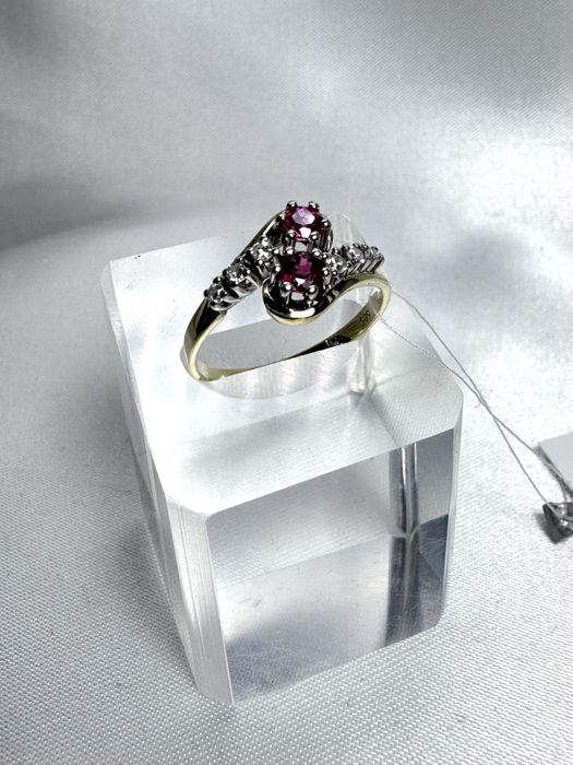 Золота каблучка з діамантами та рубінами