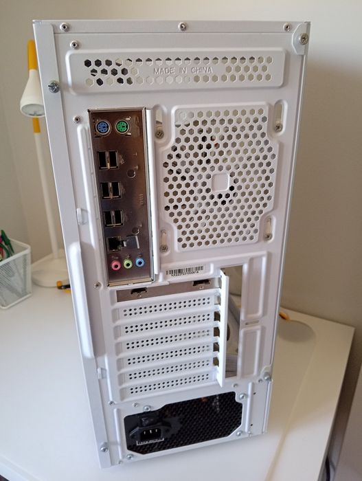 PC Gaming White Edition – 10 Cores / 20 Threads | RX 580 8GB | 16GB RAM | SSD 480GB