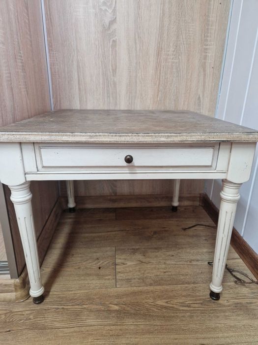 Drewniany stolik kawowy z szufladą