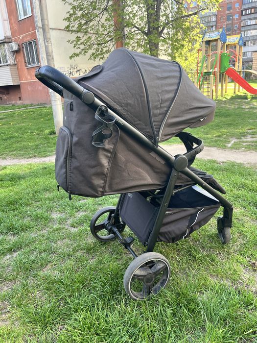 Прогулочна коляска